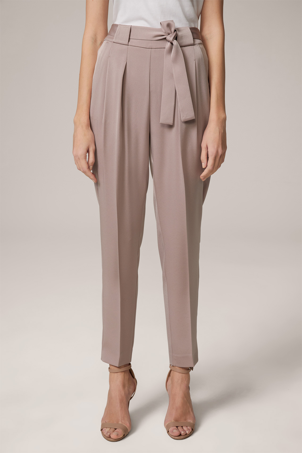 Crêpe Pleated Trousers in Taupe