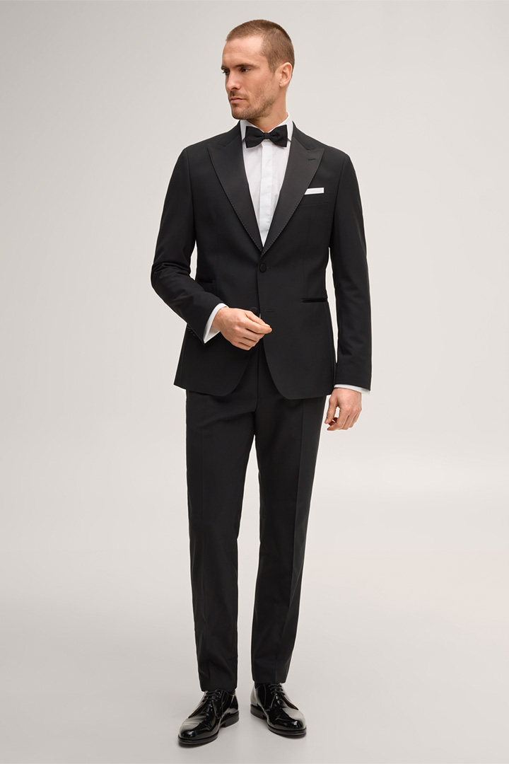 Accède à la page de détails du look « Costume smoking Toni-Turo »