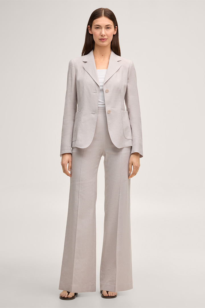 Accède à la page de détails du look « Shop the Look : Tailleur-pantalon en lin stretch beige »