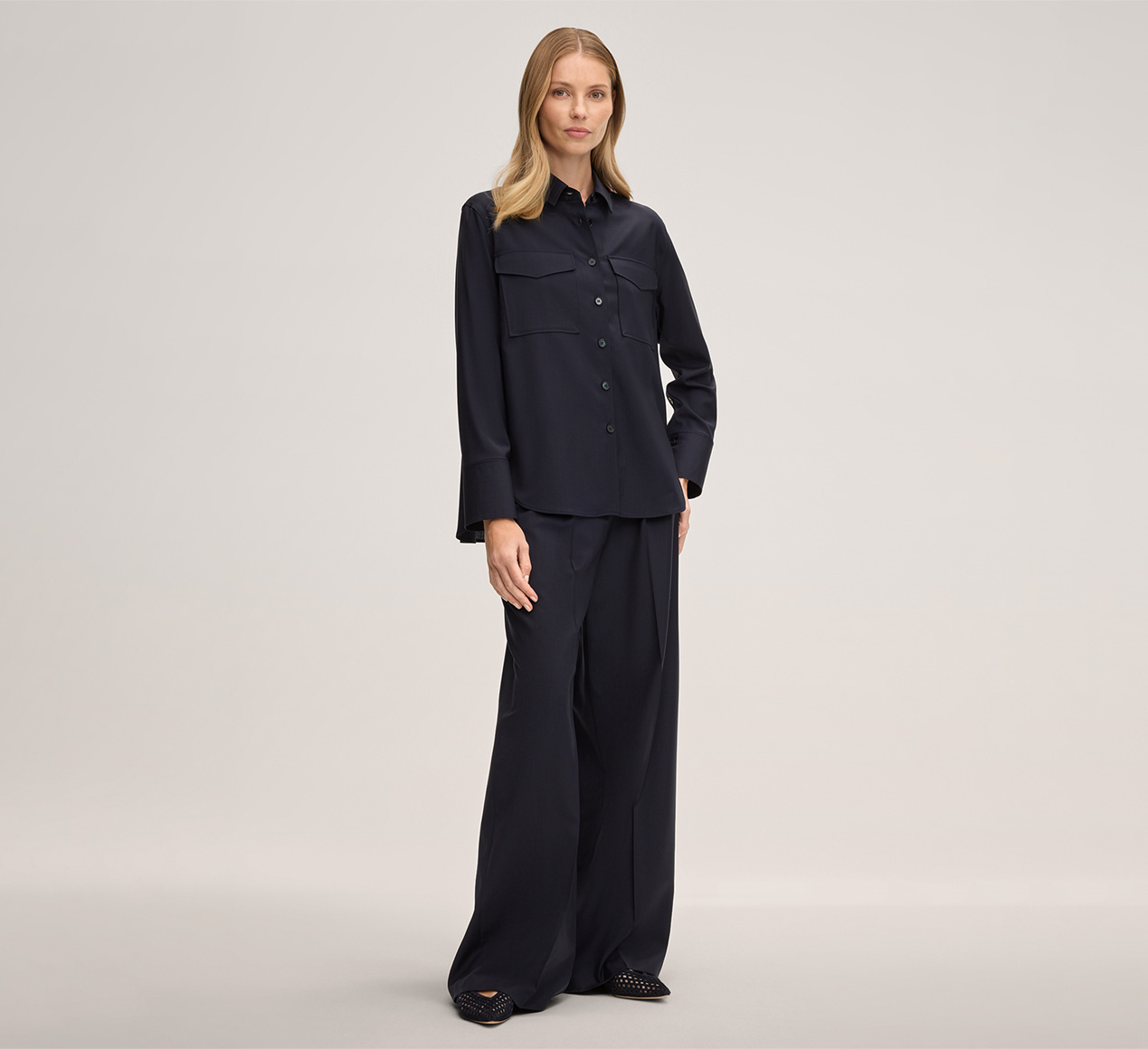 windsor. präsentiert das Produkt Schurwoll-Hemdbluse in Navy aus der Kategorie Blusen & Tops