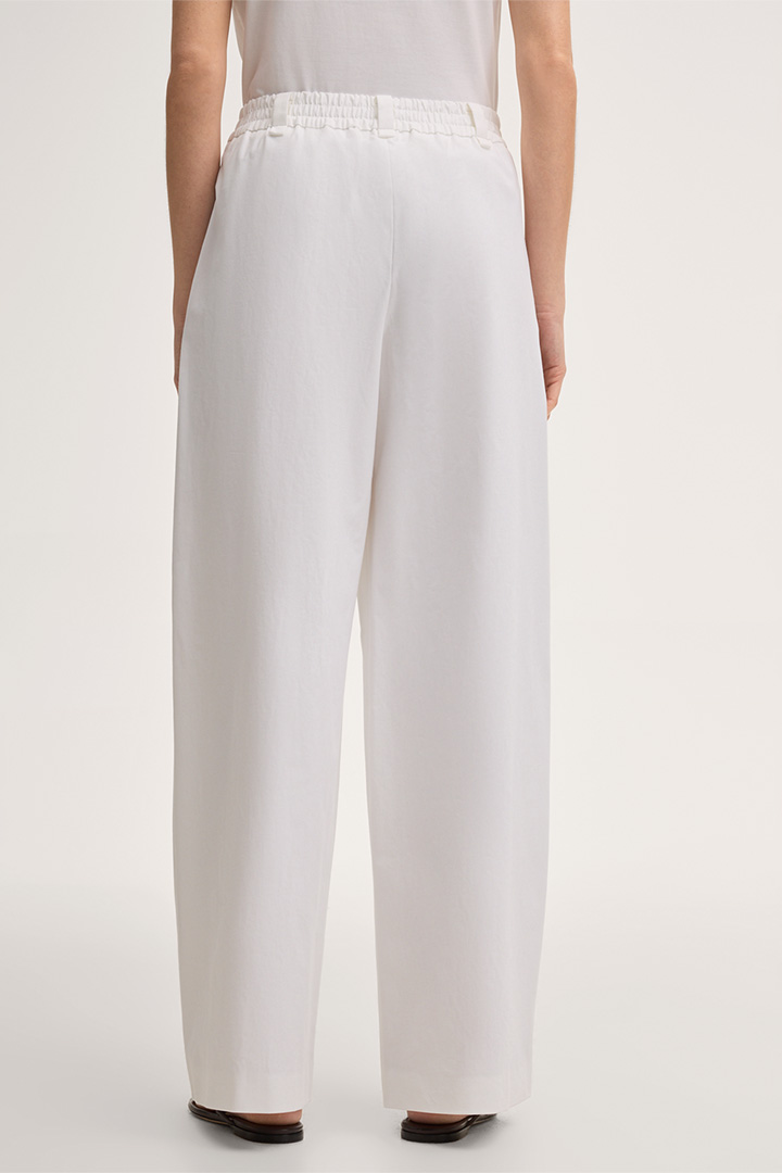 Pantalon palazzo en gabardine de coton stretch avec plis à la taille, couleur blanche
