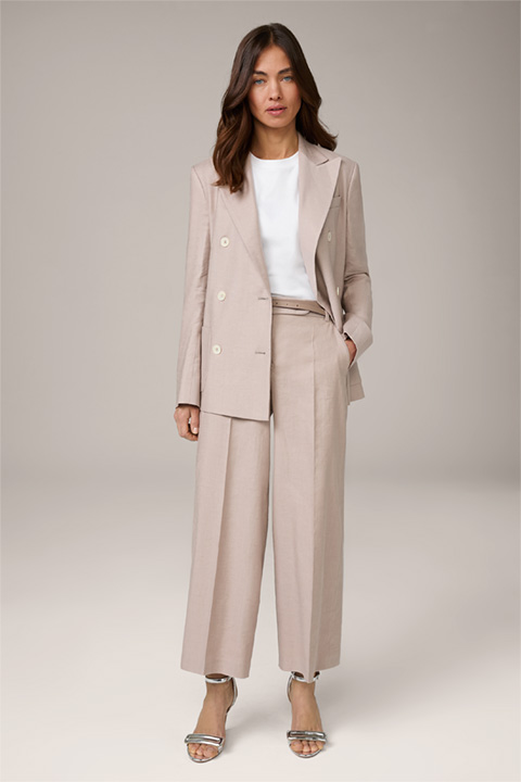 <p><strong>Shop the look:</strong><br> Leinenstretch-Hosenanzug in Taupe</p>