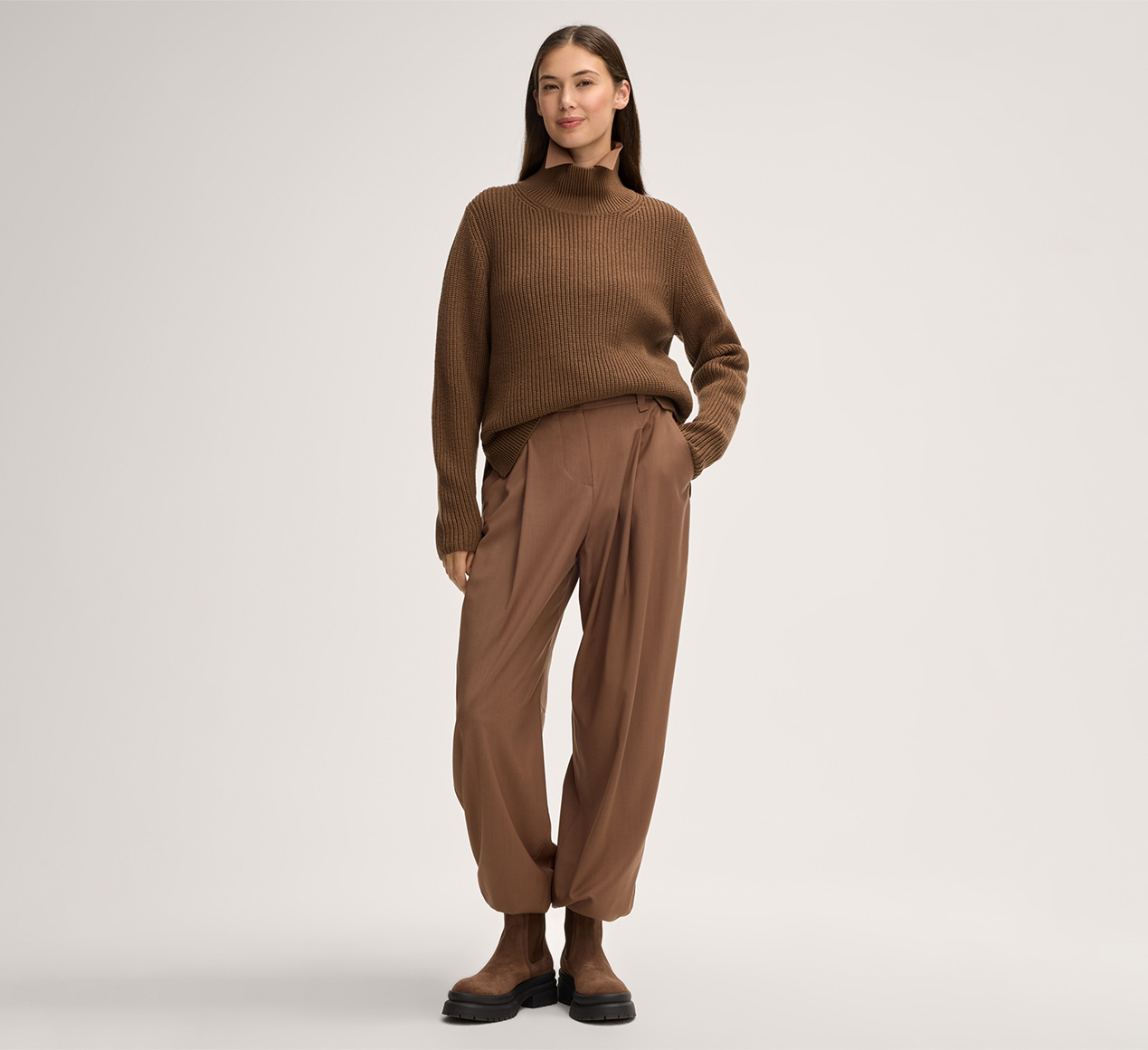 windsor. présente le produit Pull-over en tricot de laine mérinos à col relevé, en marron de la catégorie Tricot