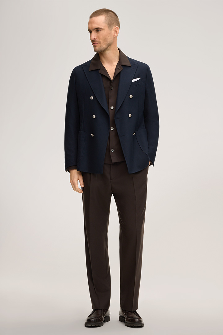 Führt zu Produktdetailseite „Baumwollmix-Doppelreiher Salio mit Schurwolle in Navy strukturiert"