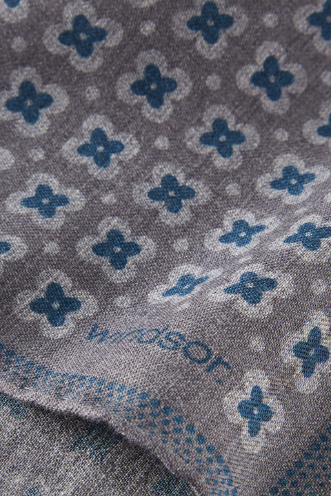 Pochette en laine vierge, en gris et bleu à motif