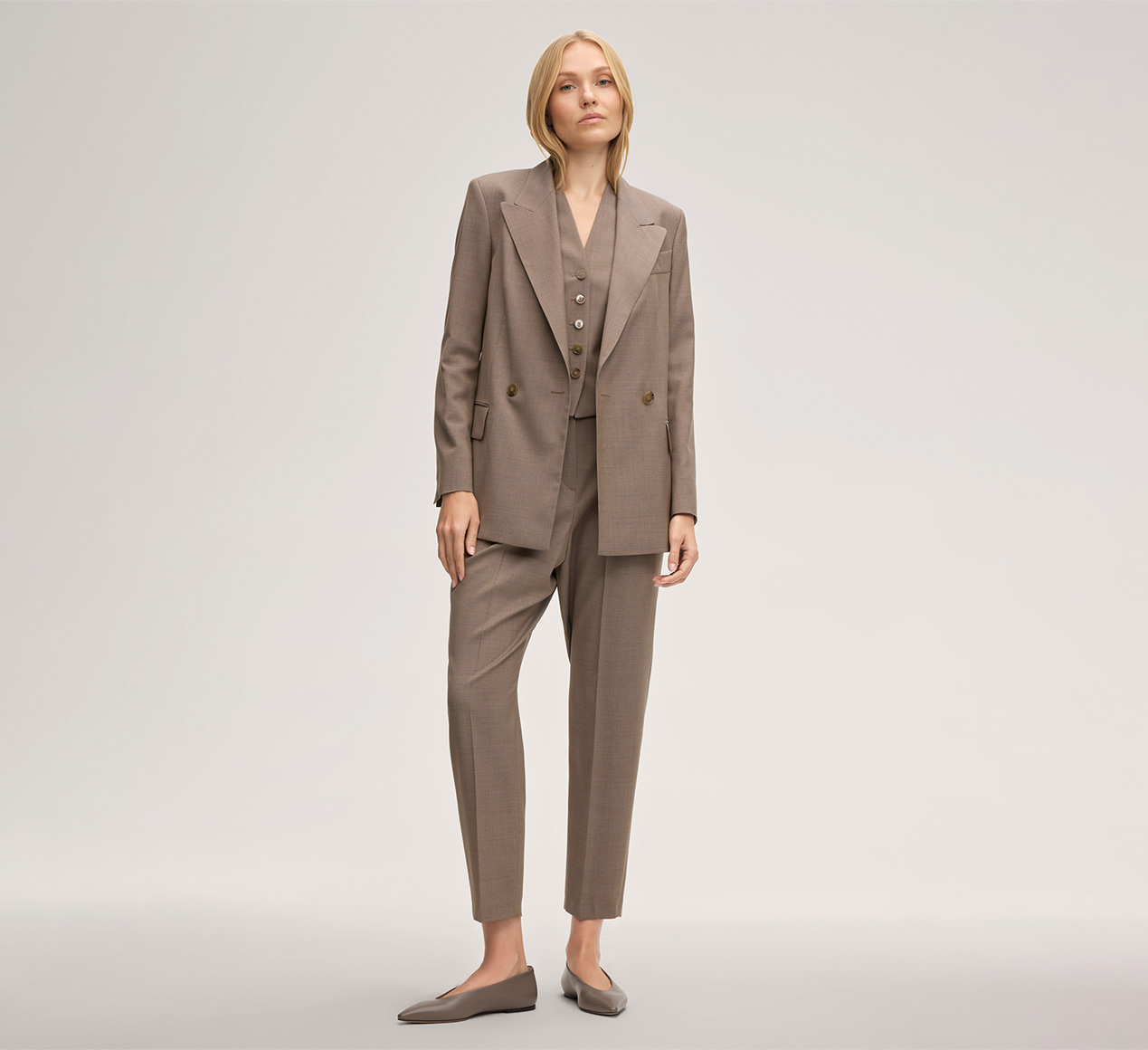 windsor. präsentiert das Produkt Schurwoll-Weste in Taupe aus der Kategorie Blazer