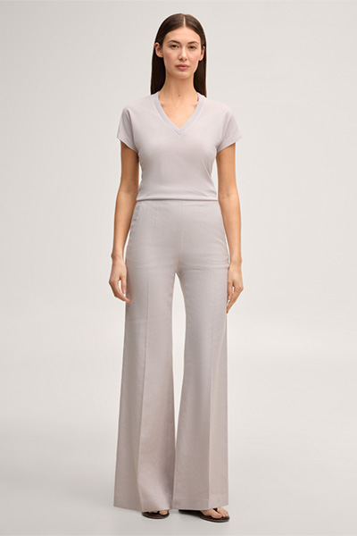 Leads to product detail page "Lyocell cotton T-shirt with V-neck in beige"