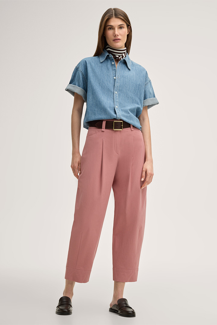 Mène à la page produit « Pantalon ballon en gabardine stretch de coton avec plis à la taille, couleur rose »