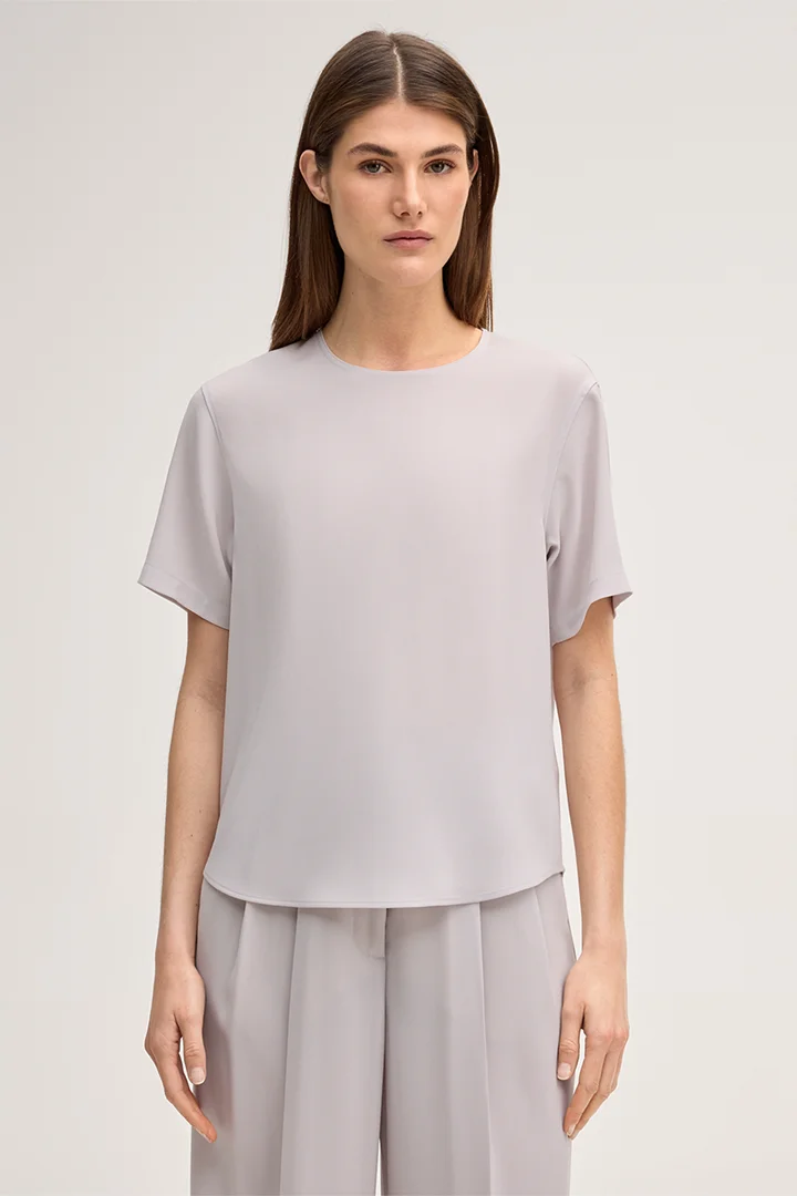 Mène à la page produit « Chemisier à manches courtes en crêpe, couleur beige »