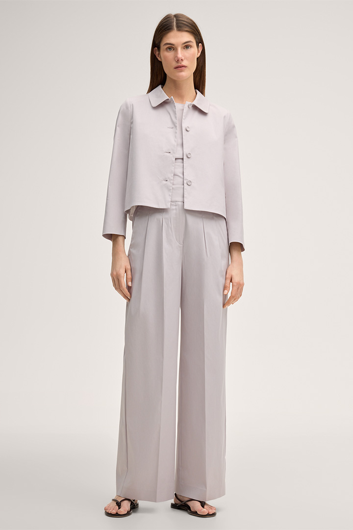 Führt zu Look-Detailseite „Shop the look: Baumwollstretch-Hosenanzug in Beige“