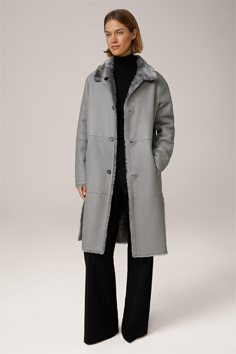 Manteau réversible en fourrure d’agneau, en gris