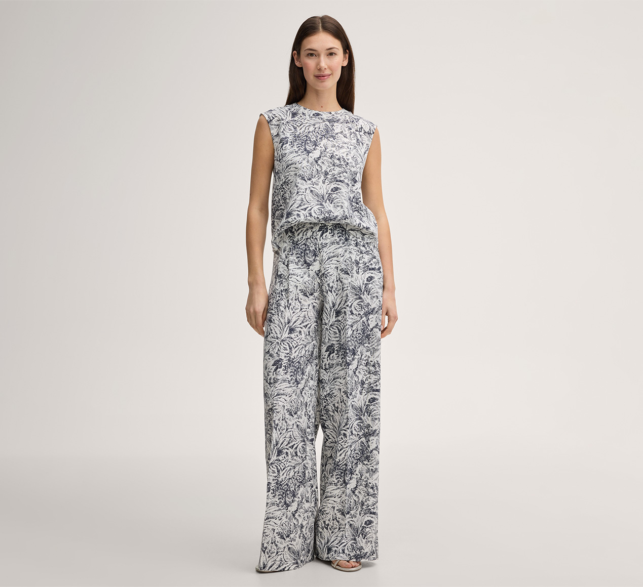 windsor. présente le produit Haut en lyocell imprimé, en bleu marine et écru de la catégorie Chemisiers et hauts