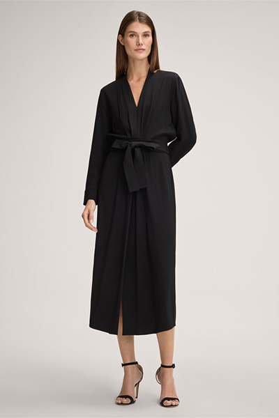 Tricacetat-Kleid in Midi-Länge mit Gürtel in Schwarz