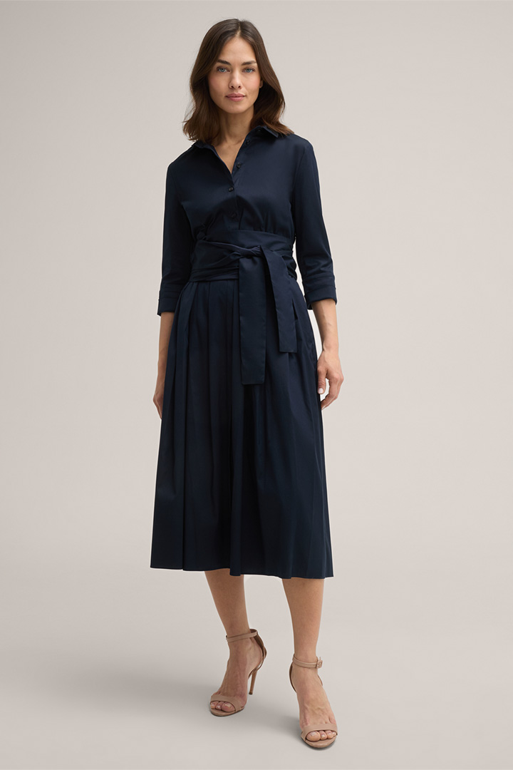 Baumwollstretch-Hemdblusen-Kleid in Midi-Länge in Navy