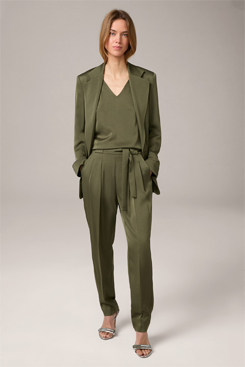 <p><strong>Shop the look:</strong><br> Crêpe pantsuit in olive</p>