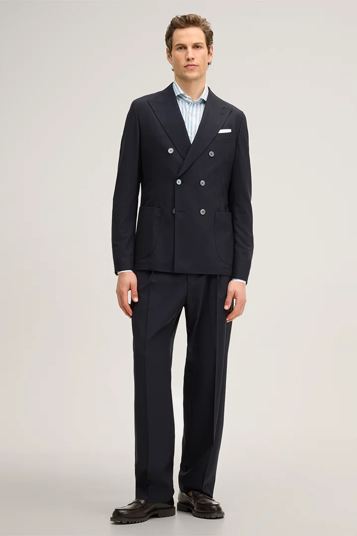 Mène à la page produit « Manteau modulable à fermeture croisée en laine vierge mélangée Salerno, en bleu marine »