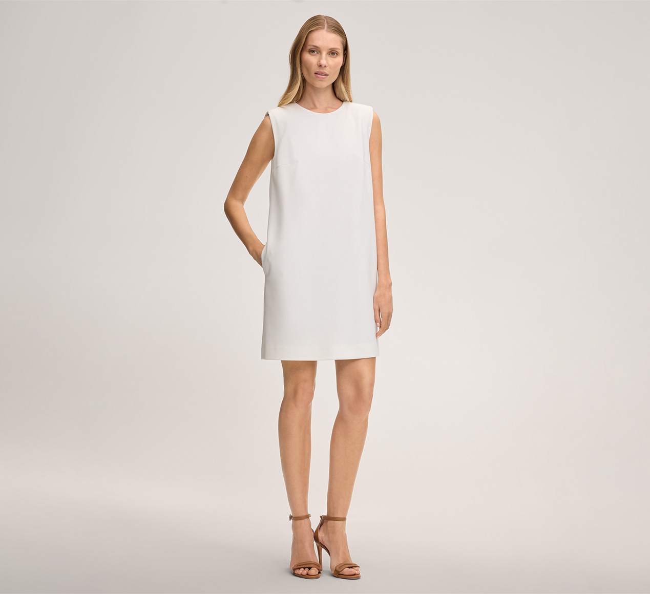 windsor. präsentiert das Produkt Crepe-Etui-Kleid ärmelos in Ecru aus der Kategorie Kleider & Overalls