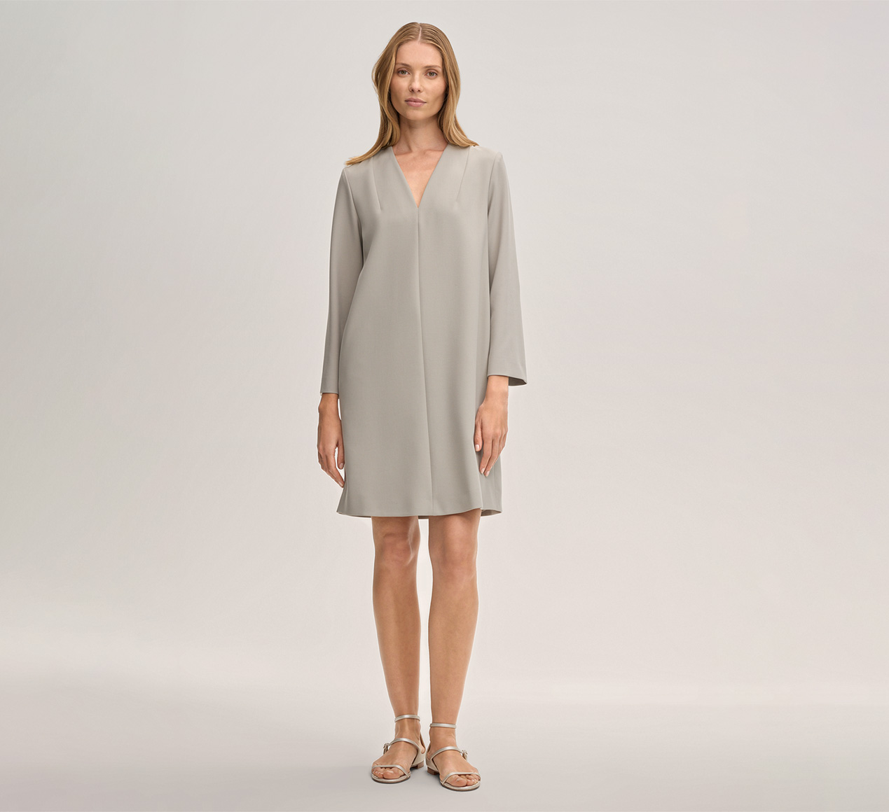 windsor. präsentiert das Produkt Crepe-Shift-Kleid in A-Linie in Greige aus der Kategorie Kleider & Overalls