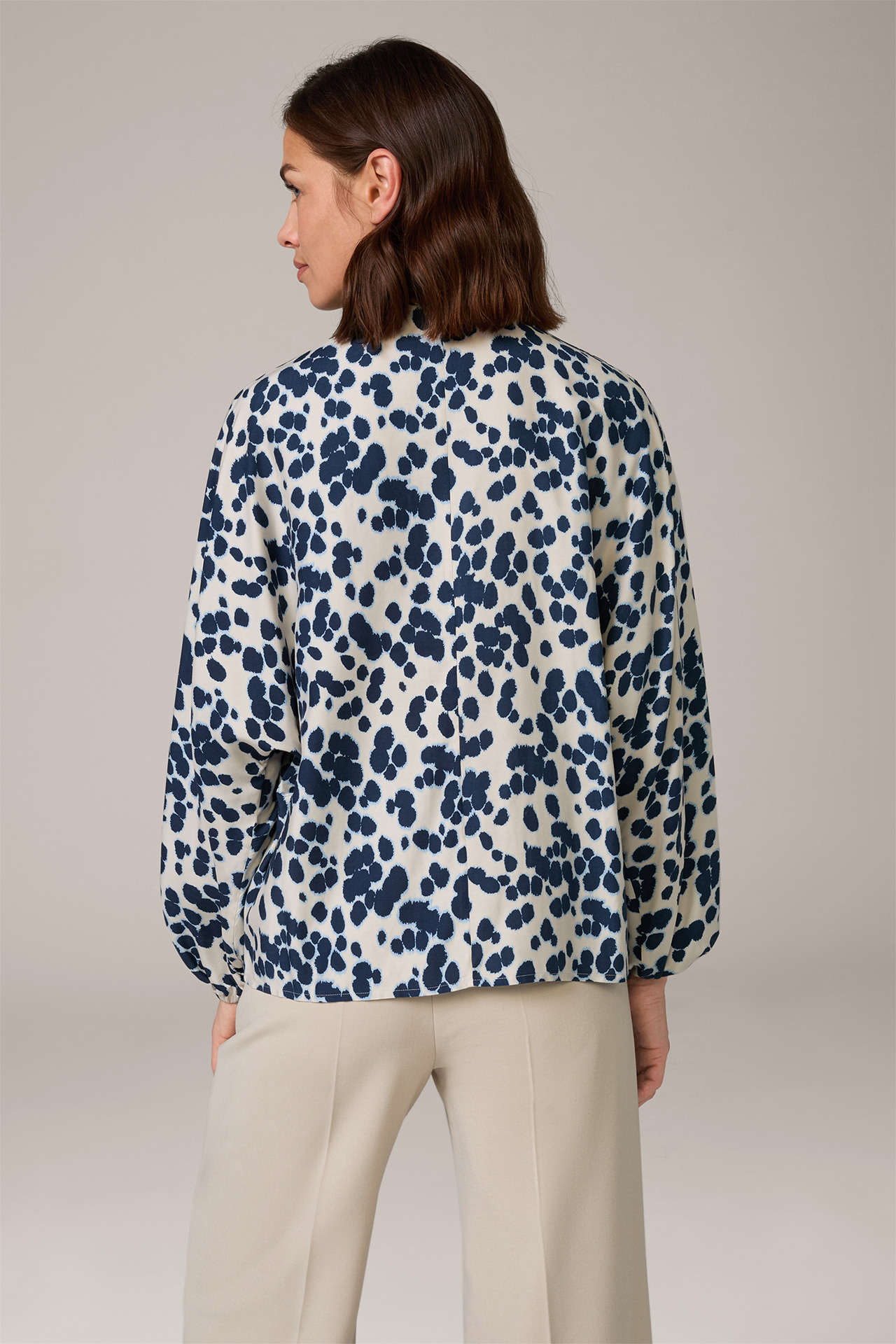 Printed Blouse made of Viscose and Silk in an Ecru and Blue Pattern