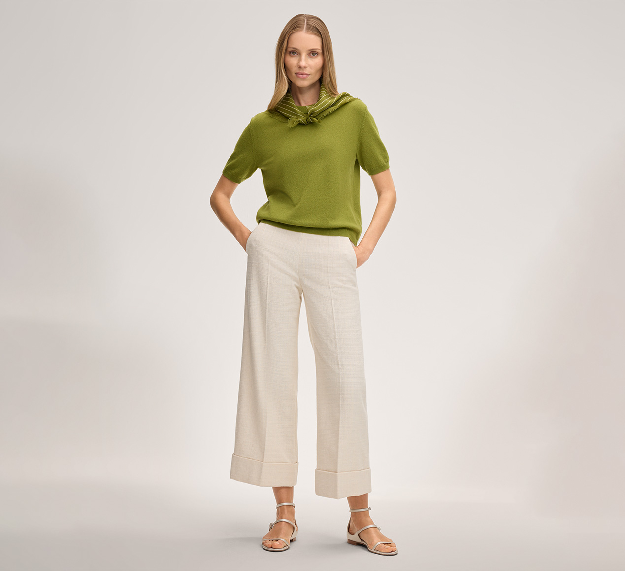 windsor. présente le produit Foulard en laine à motif, en vert et écru de la catégorie Bonnets et écharpes