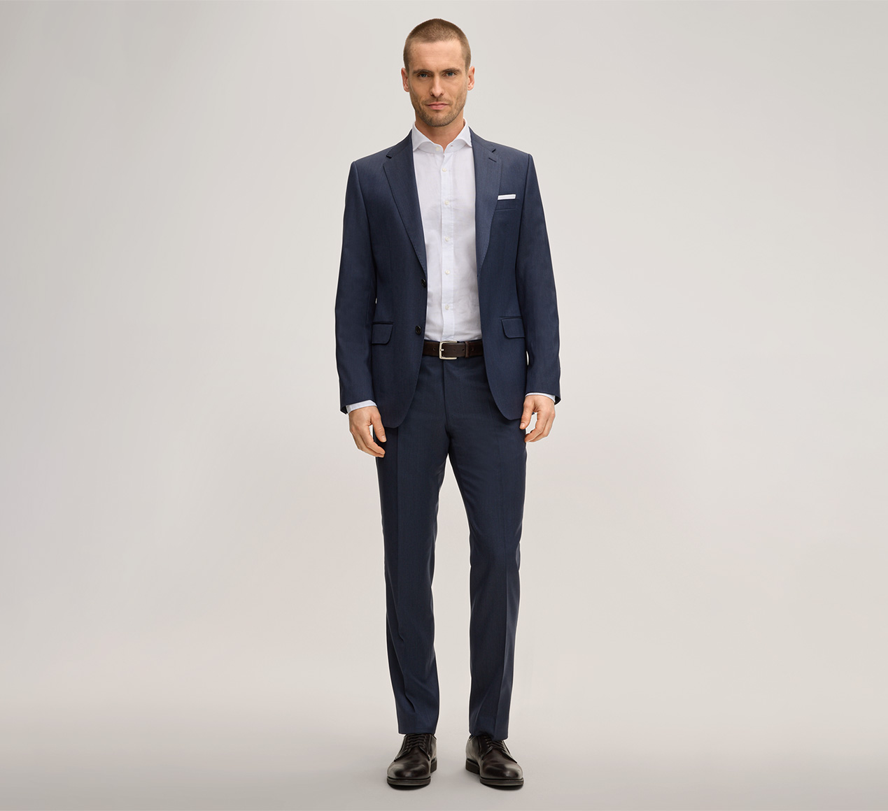 windsor. präsentiert das Produkt Schurwoll-Baukasten-Sakko Sera in Blau aus der Kategorie Sakkos