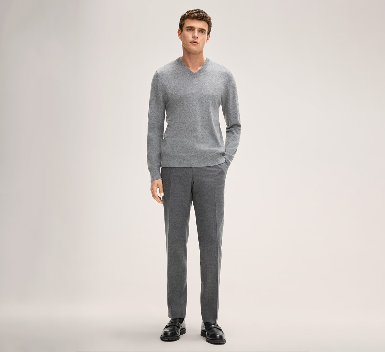 windsor. presents the product Cashmono V-neck Cashmere Pullover in Grey from the category Knitwear