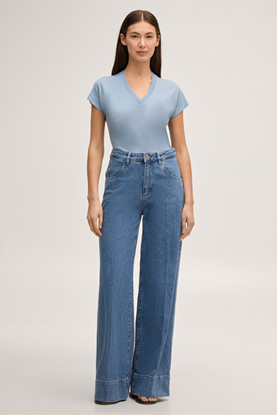 Führt zu Produktdetailseite „Lyocell-Baumwoll T-Shirt mit V-Ausschnitt in Hellblau"