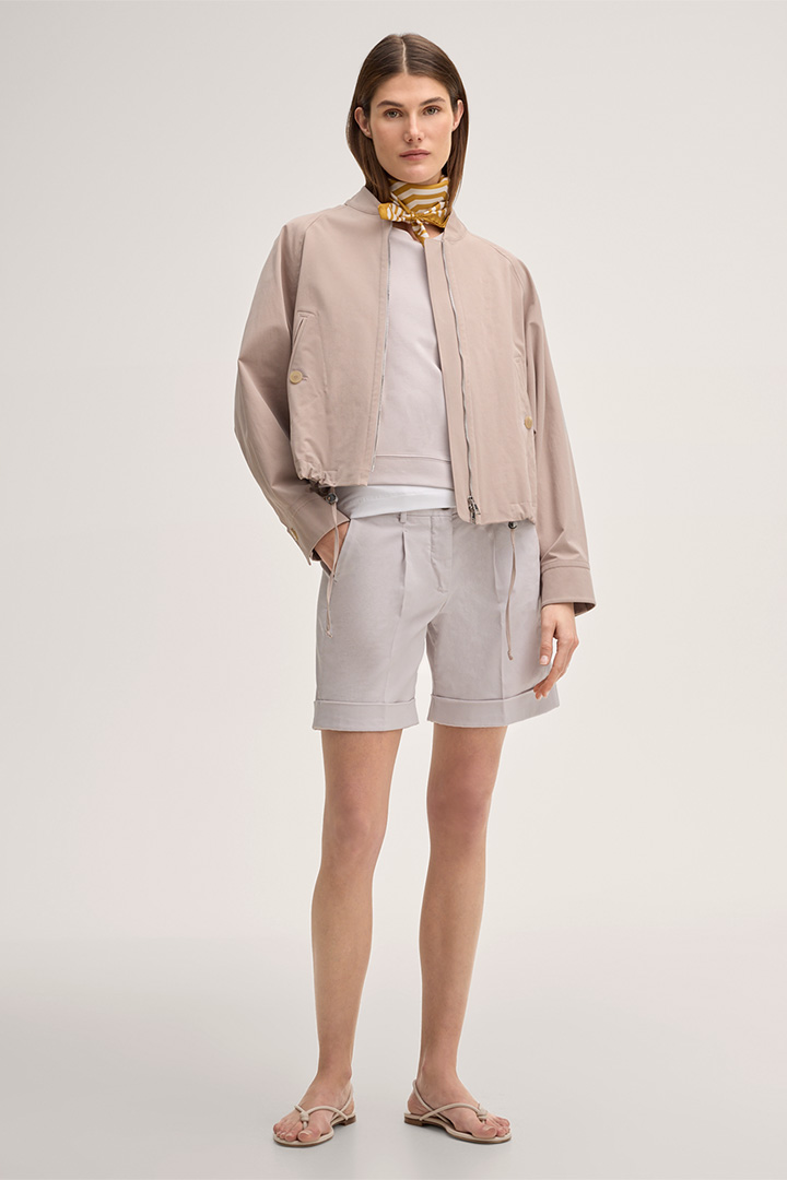 Mène à la page produit « Short en coton stretch avec revers, couleur beige »