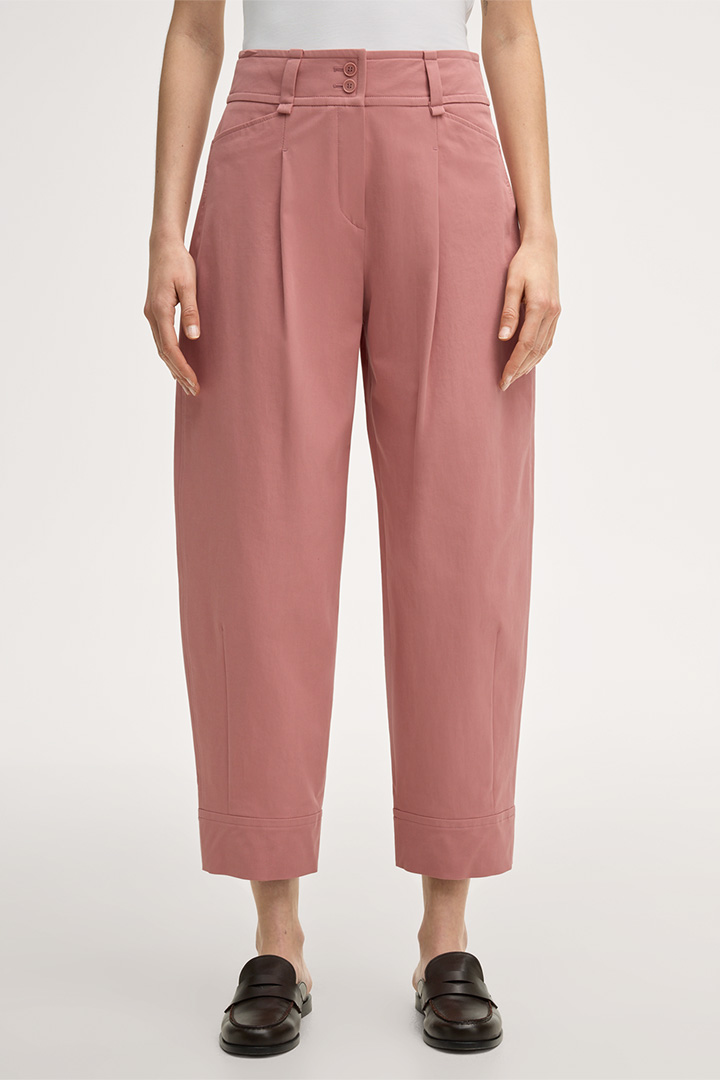 Mène à la page produit « Pantalon ballon en gabardine stretch de coton avec plis à la taille, couleur rose »