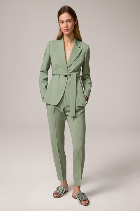 <p><strong>Shop the look:</strong><br> Tailleur-pantalon en laine vierge vert clair</p>