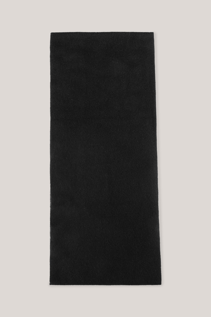 Leads to product detail page "Can Cashmere Scarf in Black"