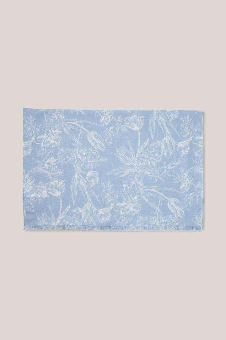 Modal scarf with print in light blue and ecru