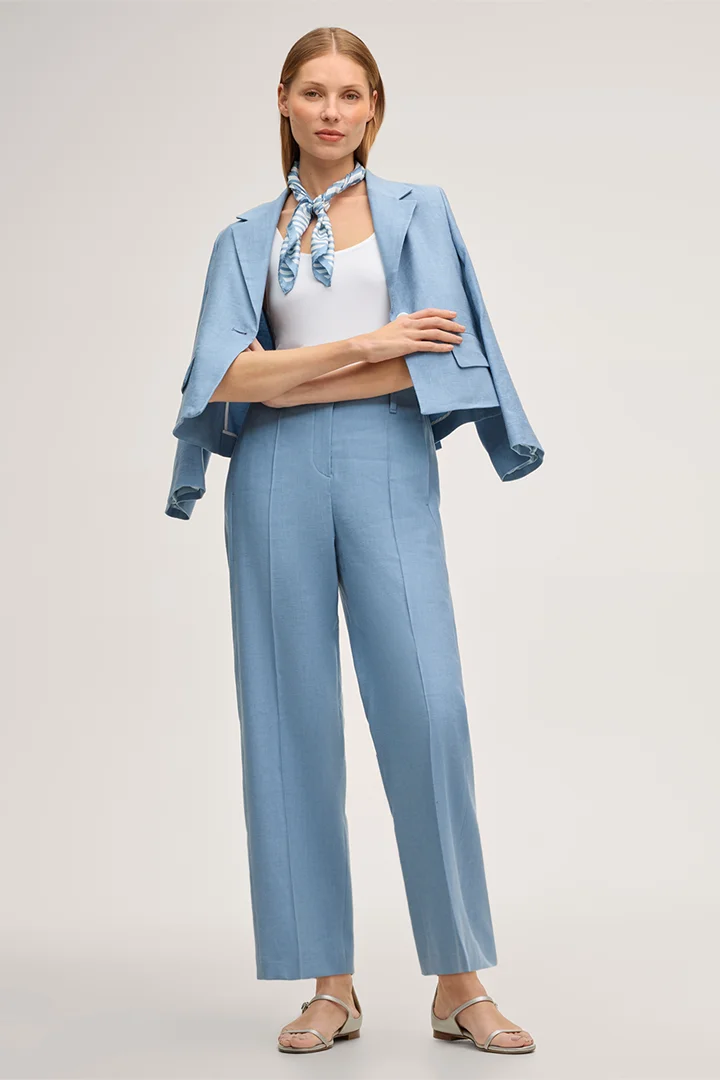 Führt zu Produktdetailseite „Leinenstretch-Bundfaltenhose in Hellblau"