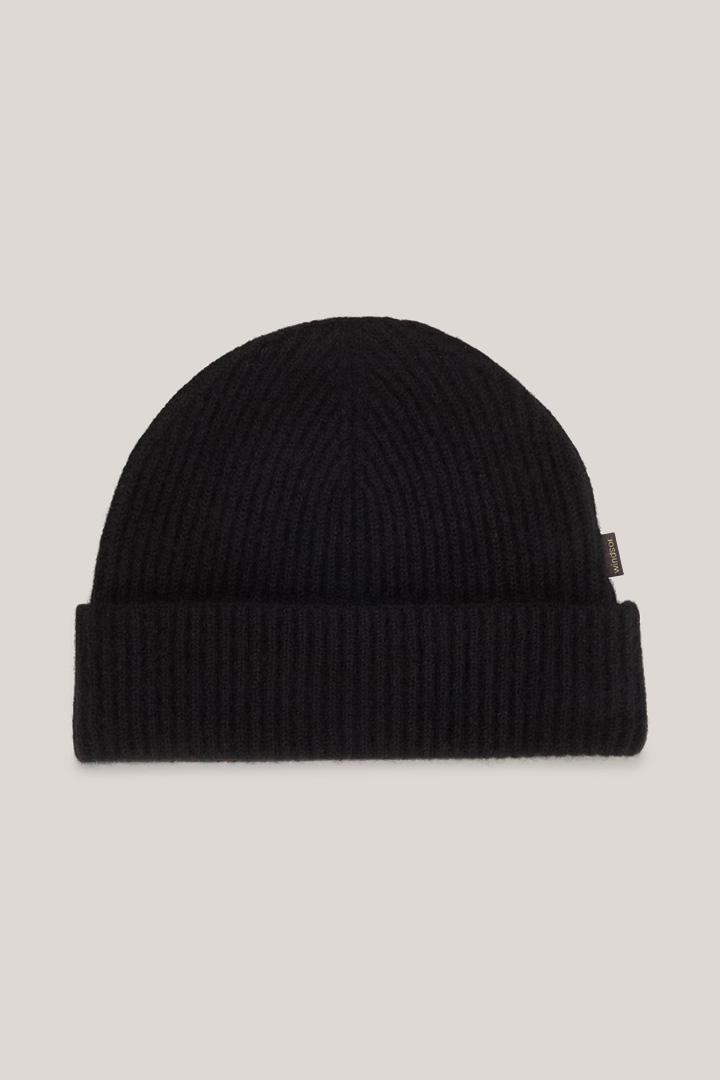 Leads to product detail page "Can Cashmere Hat in Black"