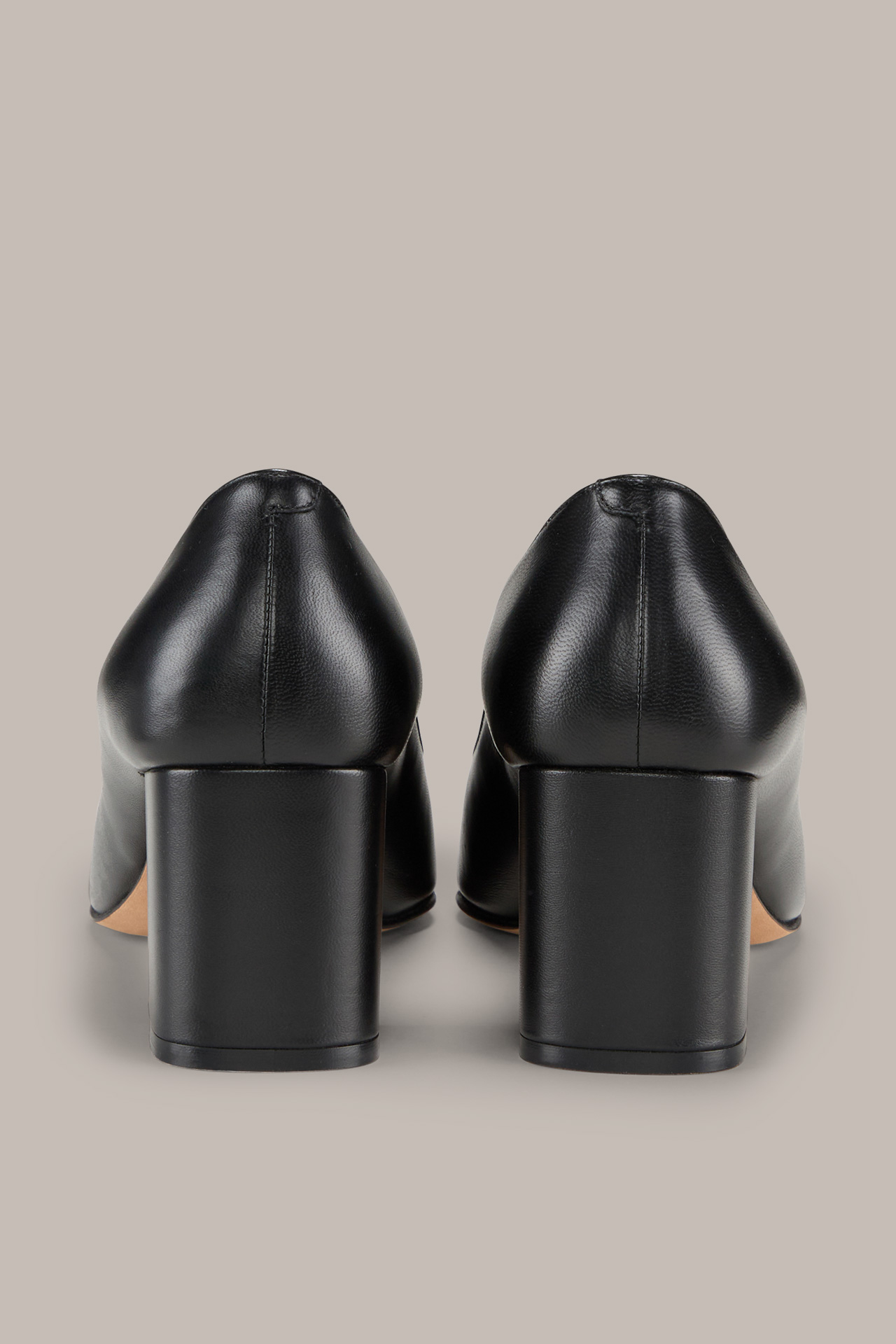 Black pumps in lamb nappa leather by Unützer