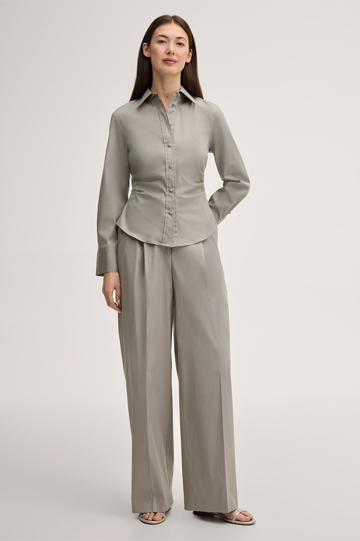 Führt zu Look-Detailseite „Shop the look: Baumwollstretch-Kombination in Greige“