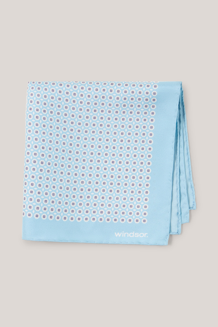 Leads to product detail page "Silk pocket square in light blue with dots"
