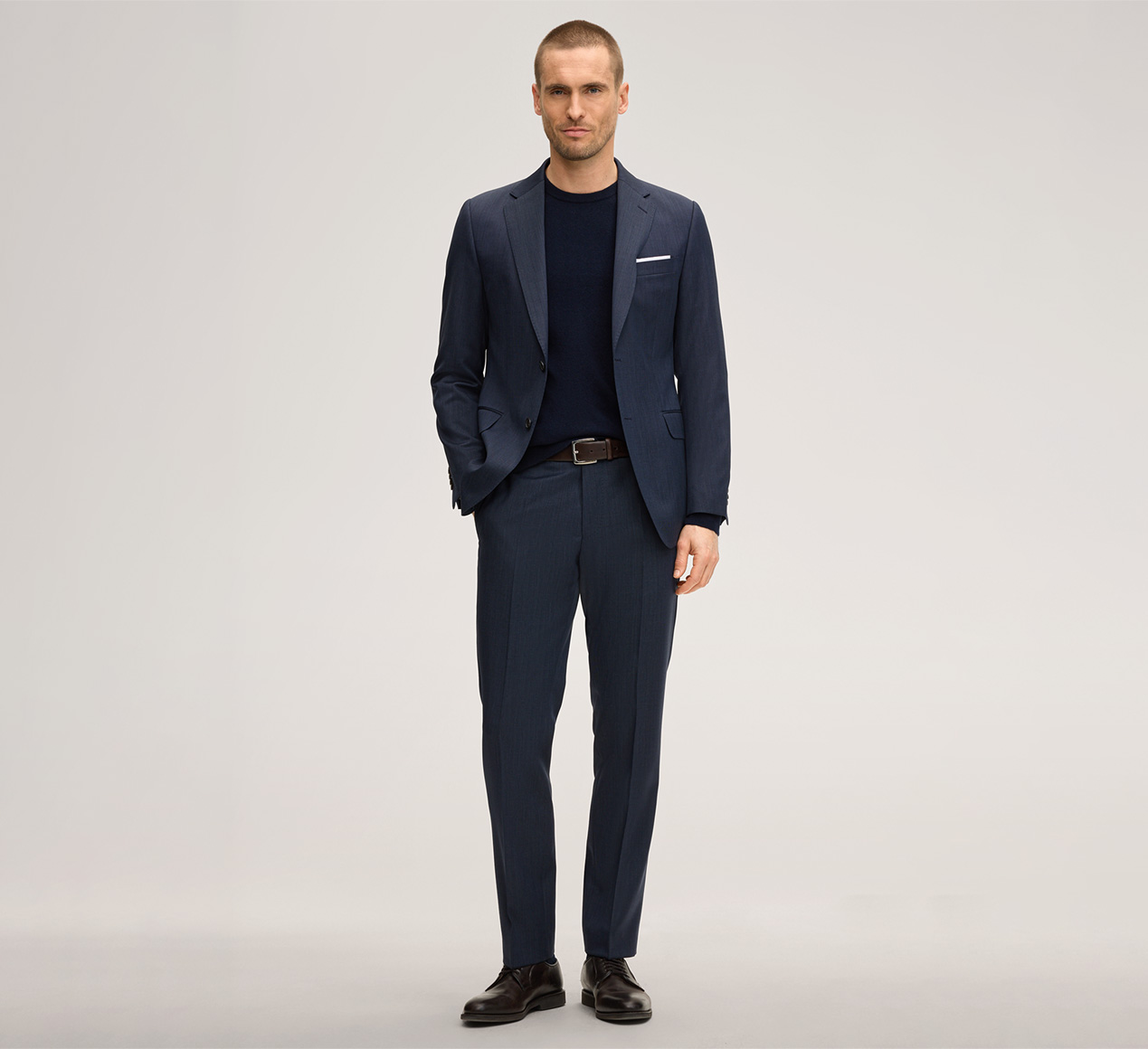 windsor. präsentiert das Produkt Schurwoll-Anzug Sera-Sole in Navy meliert aus der Kategorie Anzüge