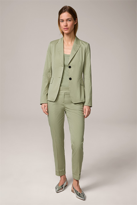 <p><strong>Shop the Look :</strong><br> Pantalon de tailleur en coton stretch, en vert clair</p>