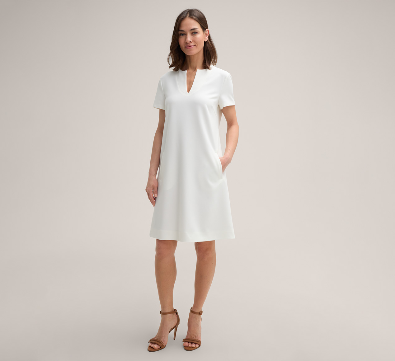 windsor. präsentiert das Produkt Crêpe-Kleid in A-Linie in Ecru aus der Kategorie Kleider & Overalls