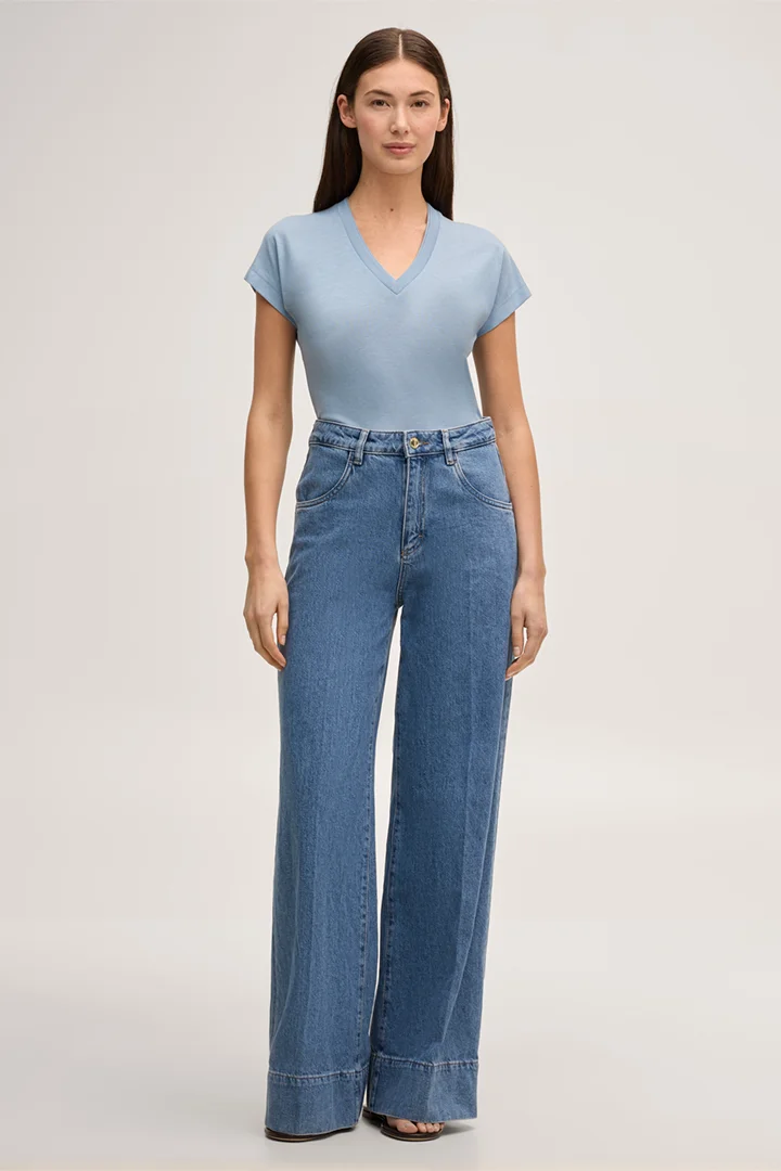 Führt zu Produktdetailseite „Lyocell-Baumwoll T-Shirt mit V-Ausschnitt in Hellblau"