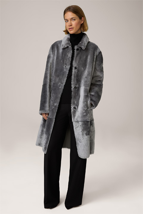 Manteau réversible en fourrure d’agneau, en gris