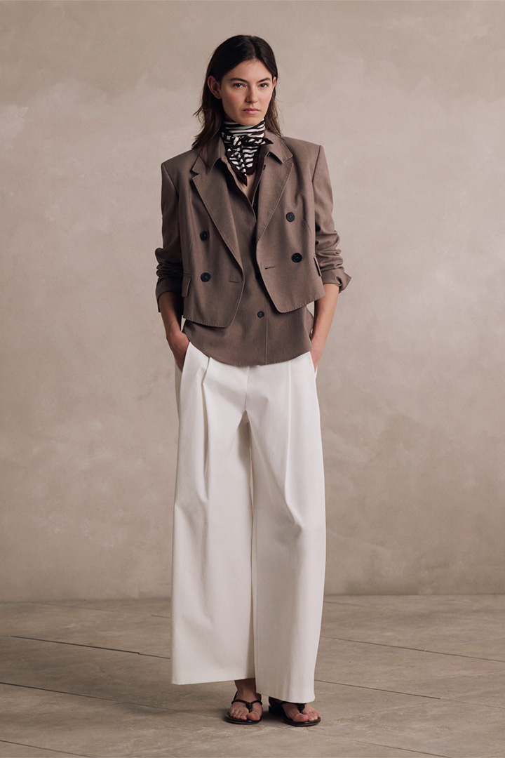 windsor. präsentiert den Look mit den Produkten Lyocell-Doppelreiher-Spencer-Blazer in Braun, Lyocell-Hemblusen-Top in Braun, Baumwollstretch-Gabardine-Palazzo-Hose mit Bundfalte in Weiß, Seidentuch in Dunkelbraun-Ecru gestreift und Sandale aus Lammnappaleder in Braun