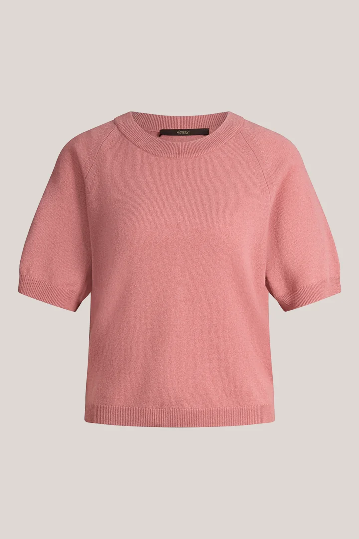 Leads to product detail page "Pink cashmere T-shirt"