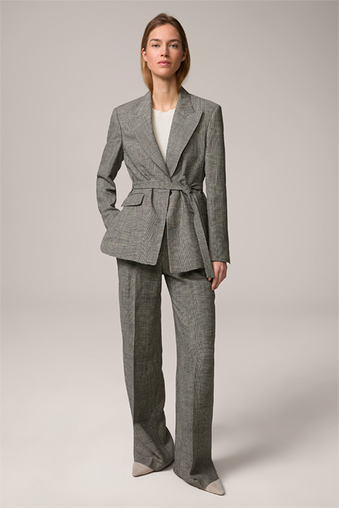 <p><strong>Shop the look:</strong><br> Combinaison pantalon en lin mélangé noir et écru à motifs</p>