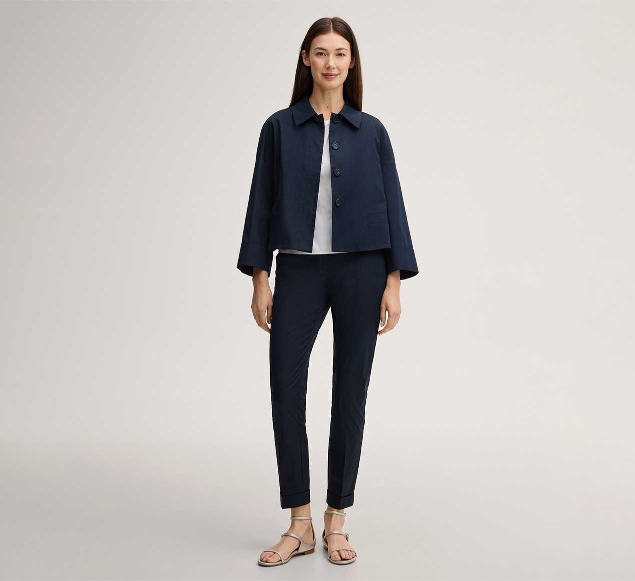 windsor. présente le produit Pantalon en coton stretch à revers bleu marine de la catégorie Pantalons et jeans