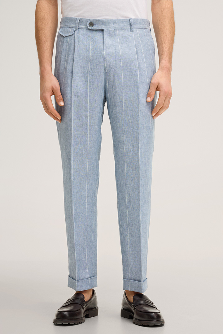 Führt zu Produktdetailseite „Leinen-Baukasten-Hose Sapo mit Bundfalte in Blau mit Nadelstreifen"