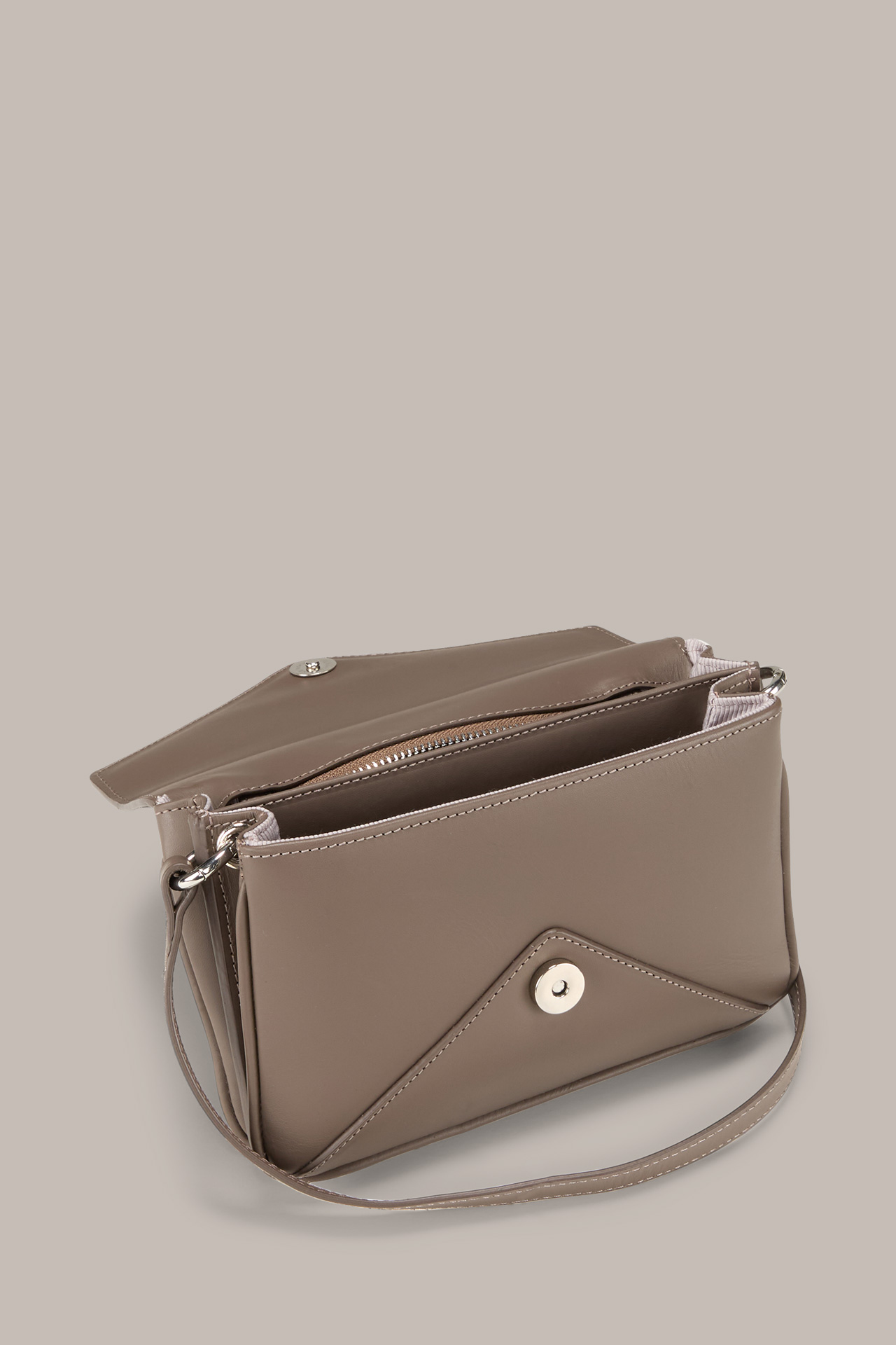 Sac enveloppe en cuir nappa, en gris foncé