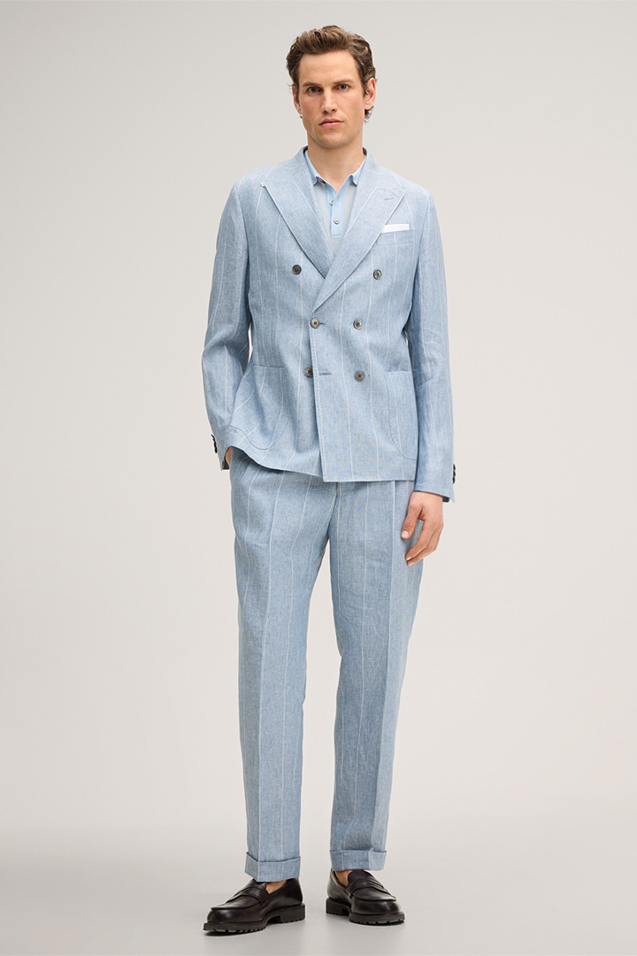 Accède à la page de détails du look « Costume modulaire en lin Salio-Sapo bleu à fines rayures »