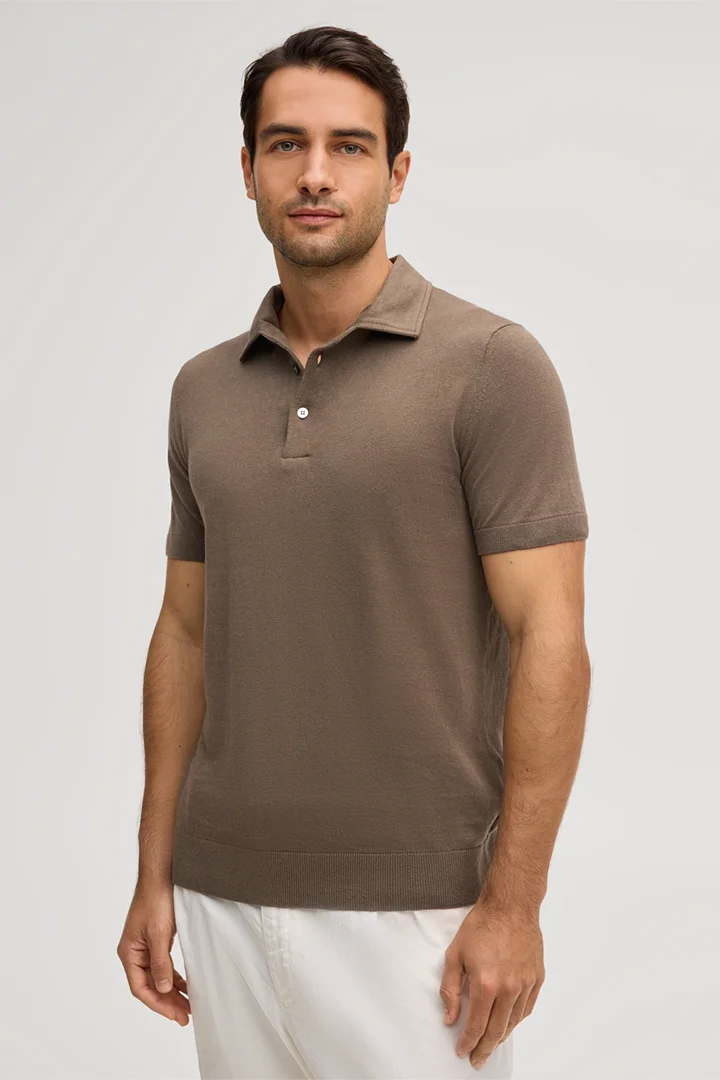 Mène à la page produit « Polo Lindo en lin mélangé et coton, couleur marron »